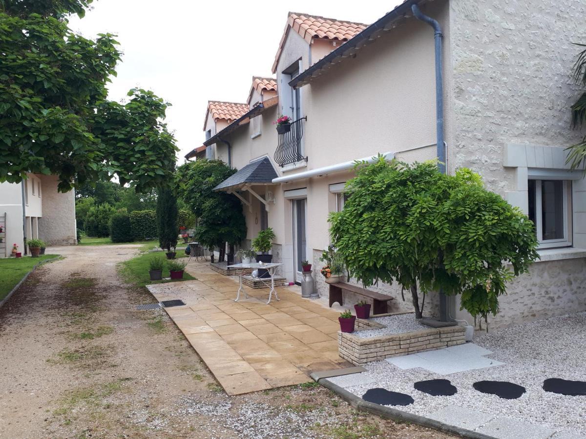Gite Amanala Poitou Saint-Genest-d'Ambiere Exterior photo